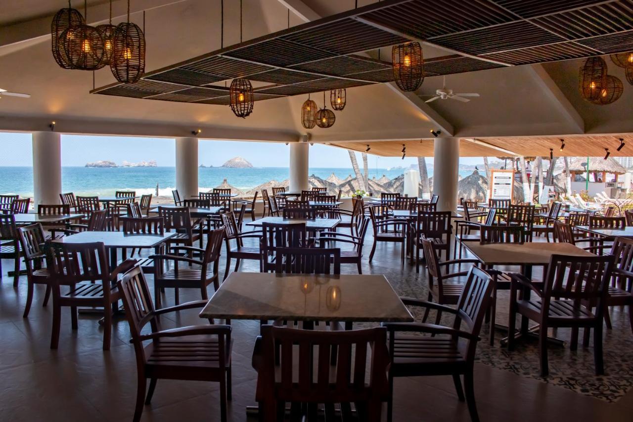 Emporio Ixtapa Hotel Ixtapa  Exterior photo The restaurant at the beach