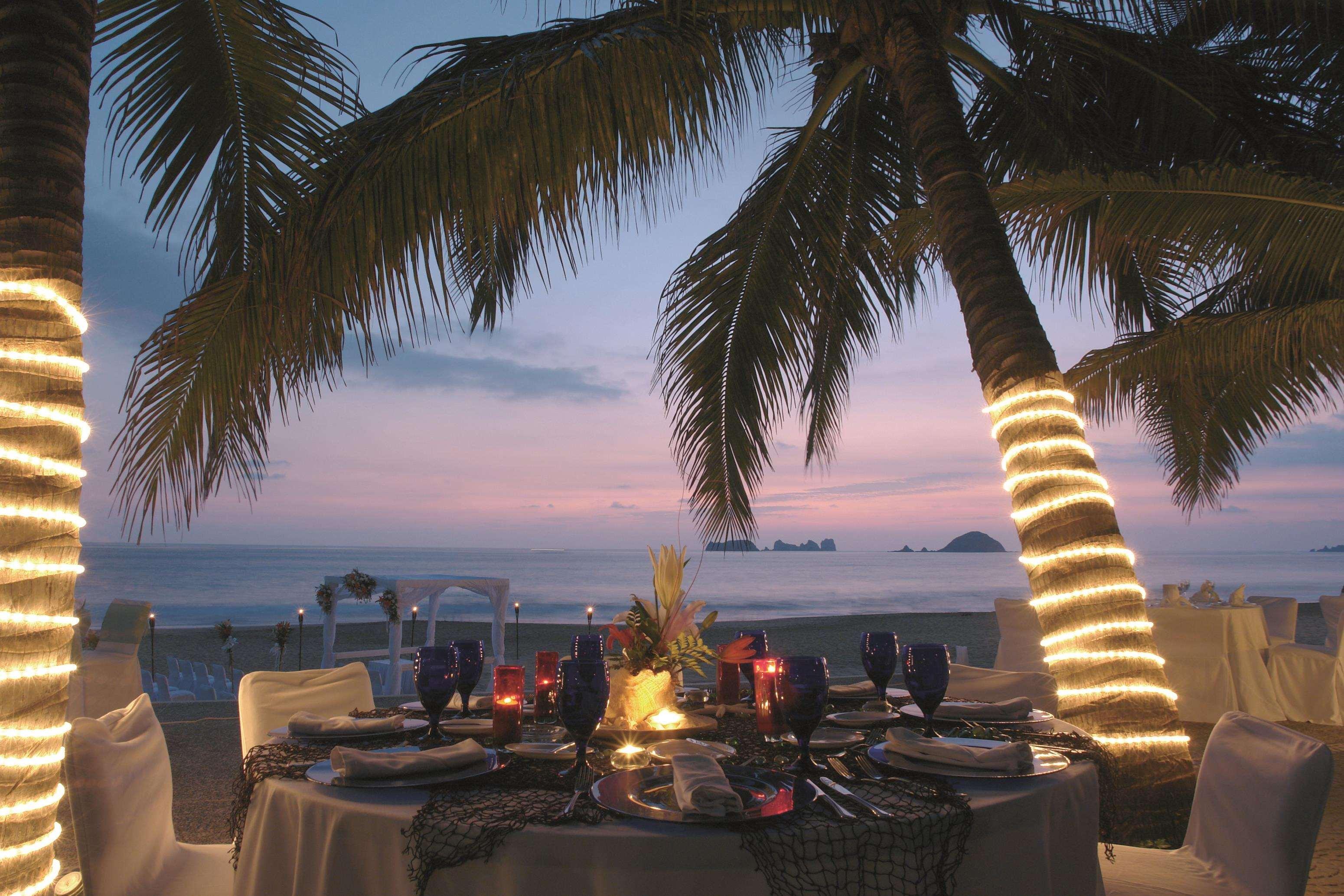 Emporio Ixtapa Hotel Ixtapa  Exterior photo Sunset at the beach